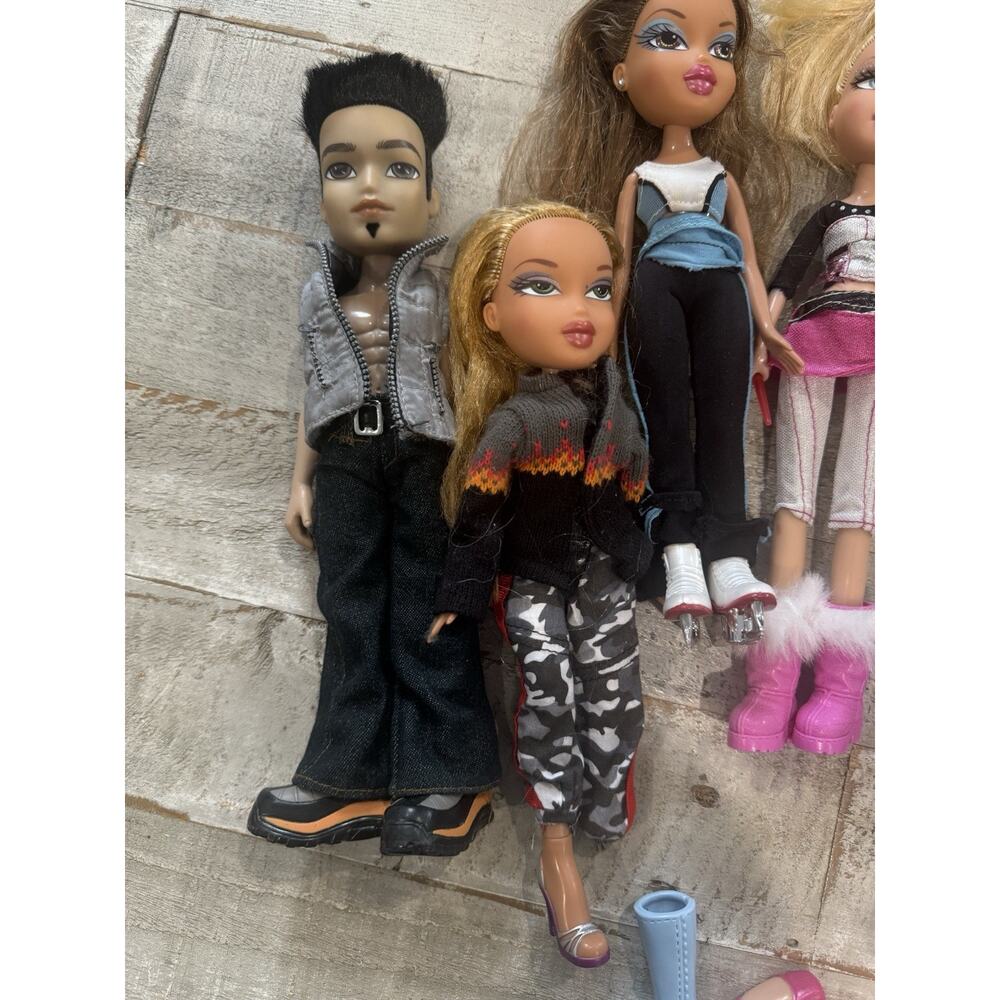 2001 Bratz Doll Lot - 7 Dolls, Clothes, Accessories - Picture 2 of 15